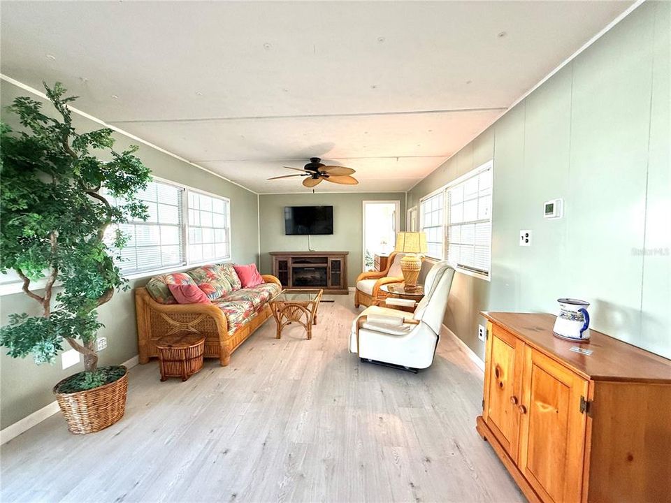 待售: $175,000 (2 贝兹, 2 浴室, 732 平方英尺)