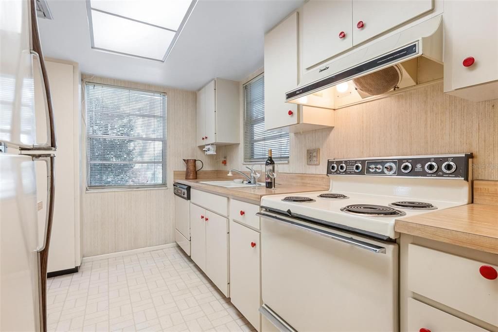 На продажу: $150,000 (2 спален, 2 ванн, 1110 Квадратных фут)