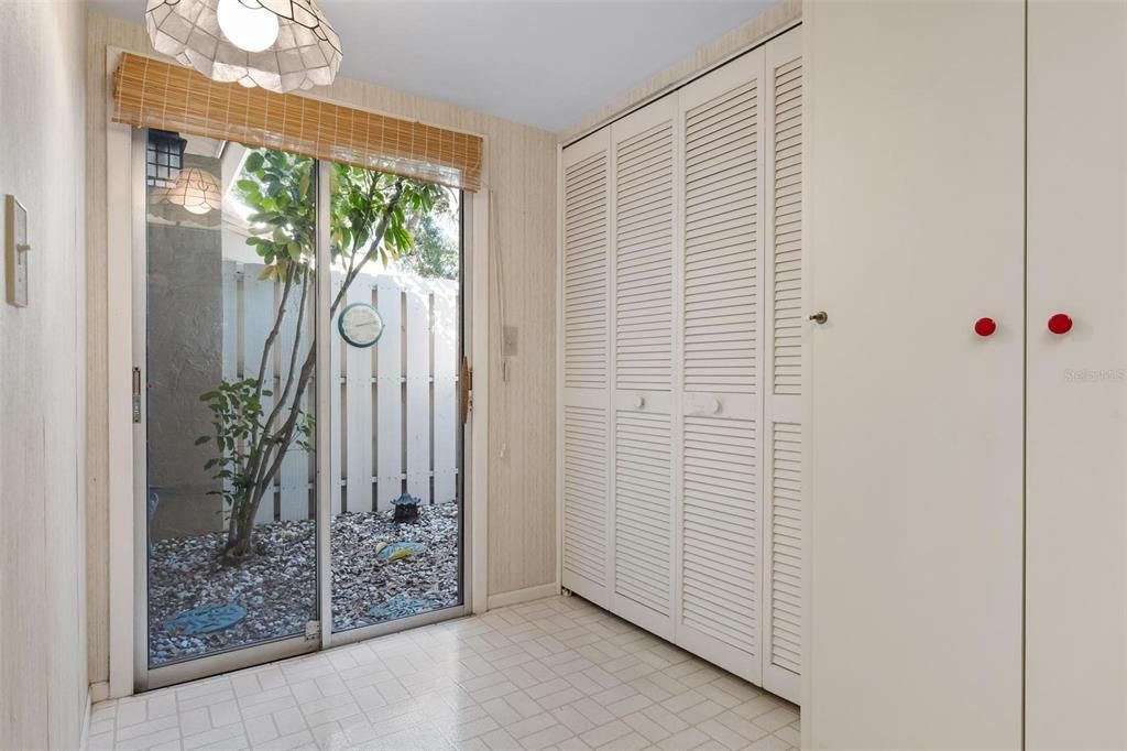 На продажу: $150,000 (2 спален, 2 ванн, 1110 Квадратных фут)