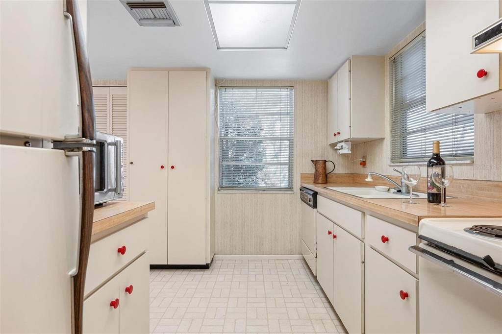 На продажу: $150,000 (2 спален, 2 ванн, 1110 Квадратных фут)