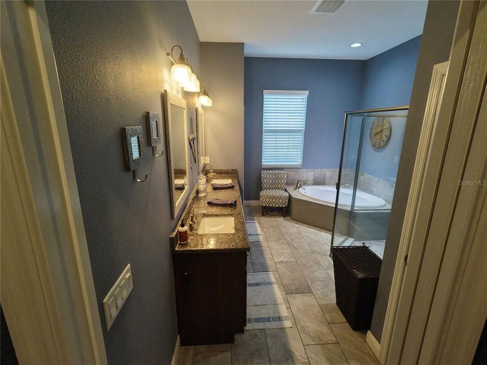 En Venta: $839,900 (4 camas, 3 baños, 2450 Pies cuadrados)