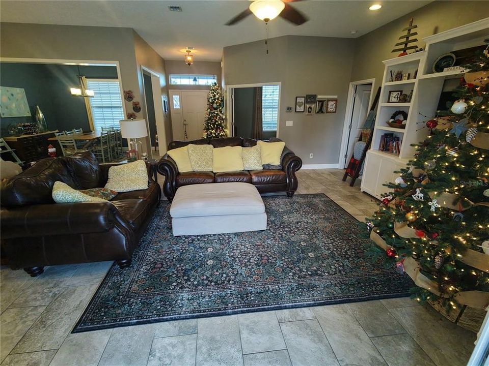 En Venta: $839,900 (4 camas, 3 baños, 2450 Pies cuadrados)