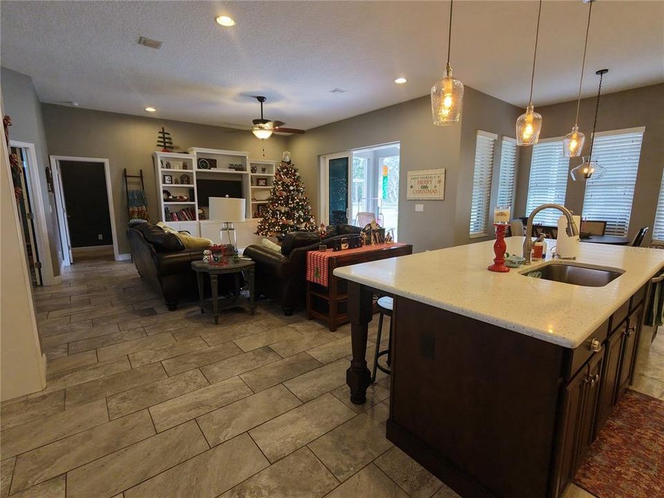 En Venta: $839,900 (4 camas, 3 baños, 2450 Pies cuadrados)