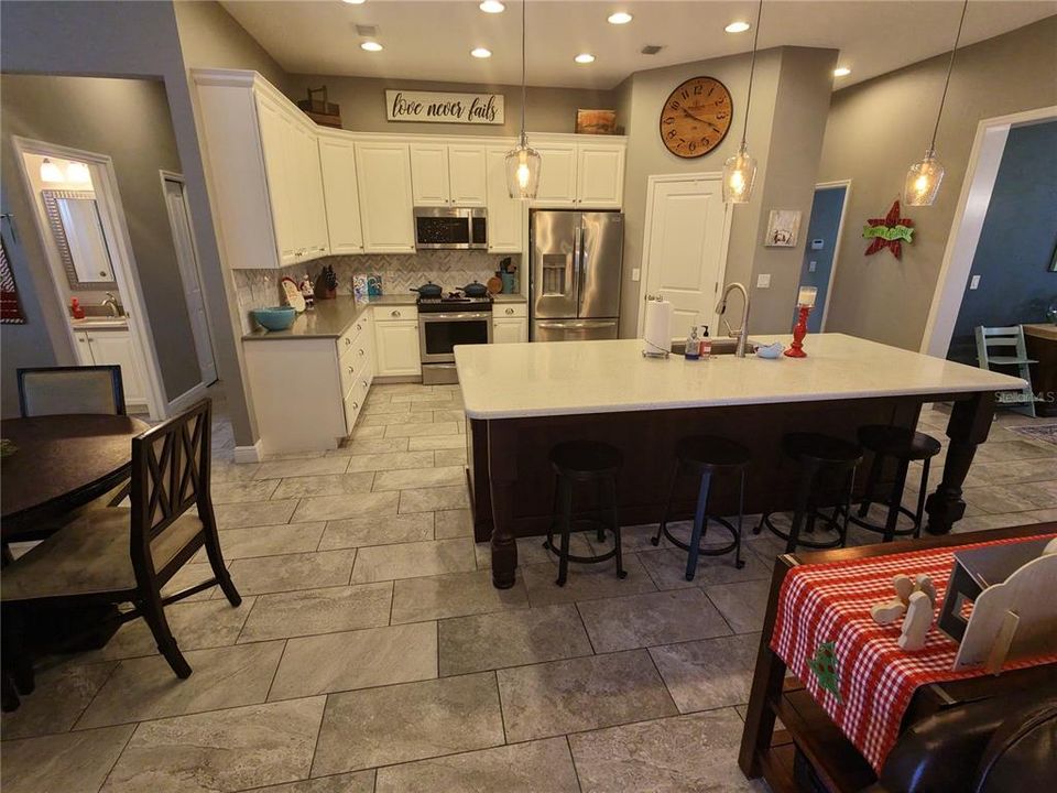 En Venta: $839,900 (4 camas, 3 baños, 2450 Pies cuadrados)