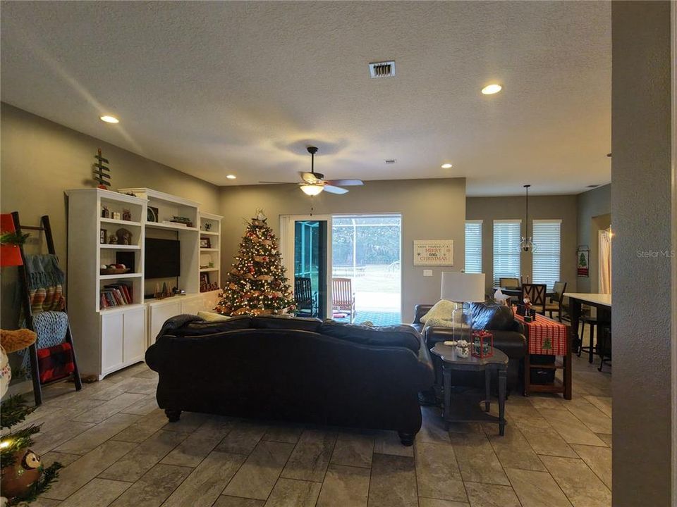 En Venta: $839,900 (4 camas, 3 baños, 2450 Pies cuadrados)