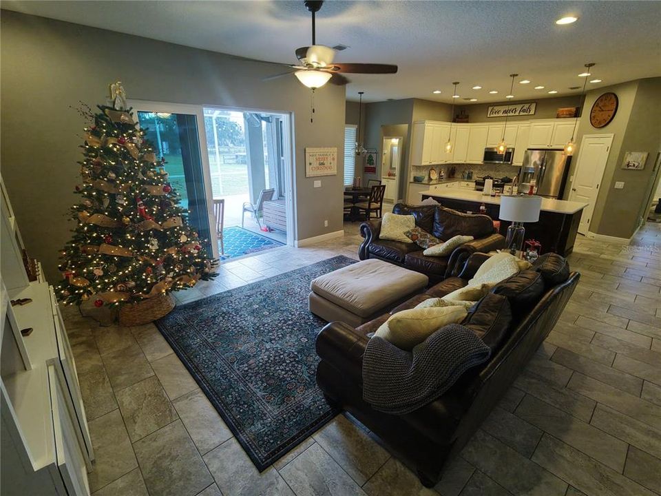 En Venta: $839,900 (4 camas, 3 baños, 2450 Pies cuadrados)