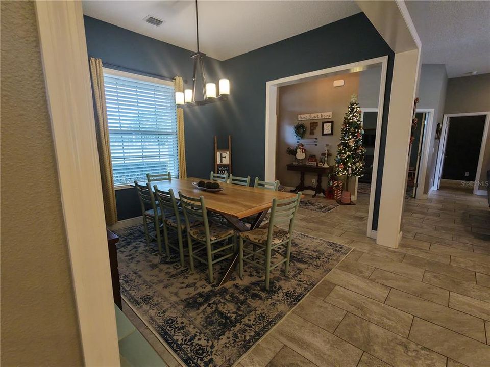 En Venta: $839,900 (4 camas, 3 baños, 2450 Pies cuadrados)