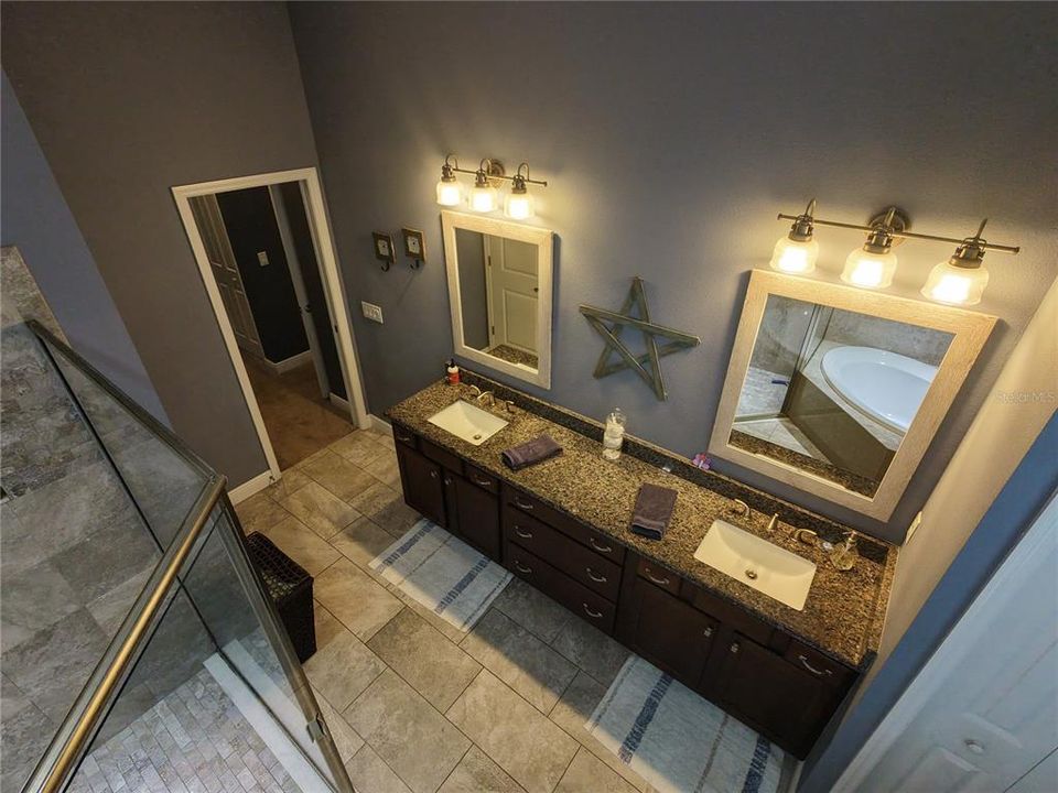 En Venta: $839,900 (4 camas, 3 baños, 2450 Pies cuadrados)