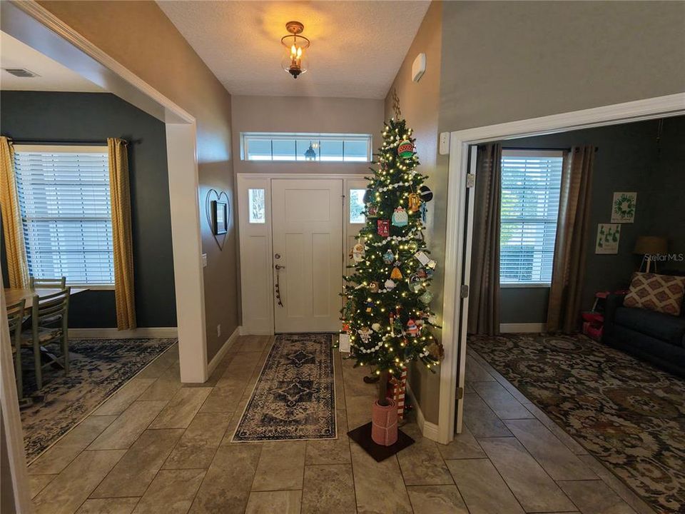 En Venta: $839,900 (4 camas, 3 baños, 2450 Pies cuadrados)