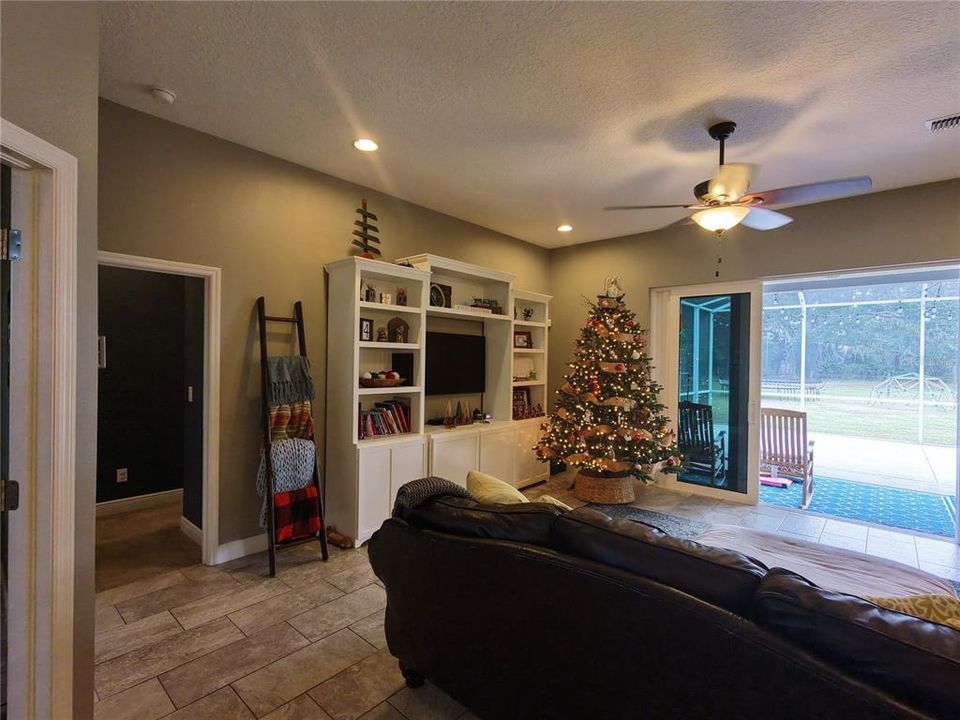 En Venta: $839,900 (4 camas, 3 baños, 2450 Pies cuadrados)