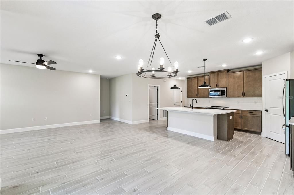 На продажу: $299,990 (3 спален, 2 ванн, 1684 Квадратных фут)