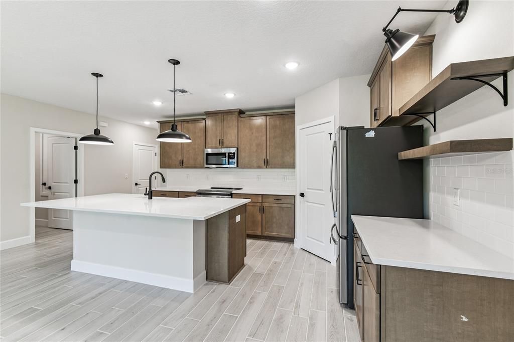 На продажу: $299,990 (3 спален, 2 ванн, 1684 Квадратных фут)