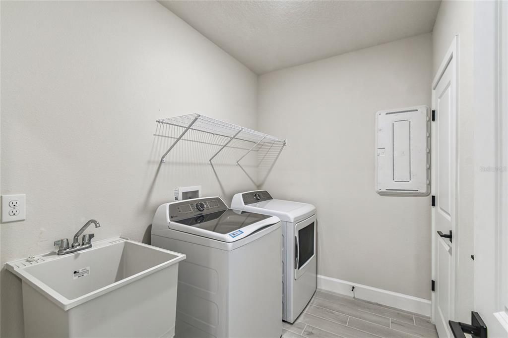 На продажу: $299,990 (3 спален, 2 ванн, 1684 Квадратных фут)