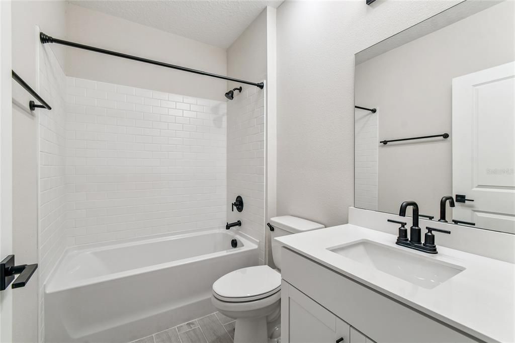 На продажу: $299,990 (3 спален, 2 ванн, 1684 Квадратных фут)