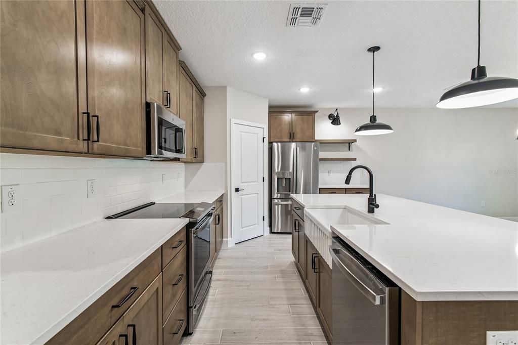 На продажу: $299,990 (3 спален, 2 ванн, 1684 Квадратных фут)