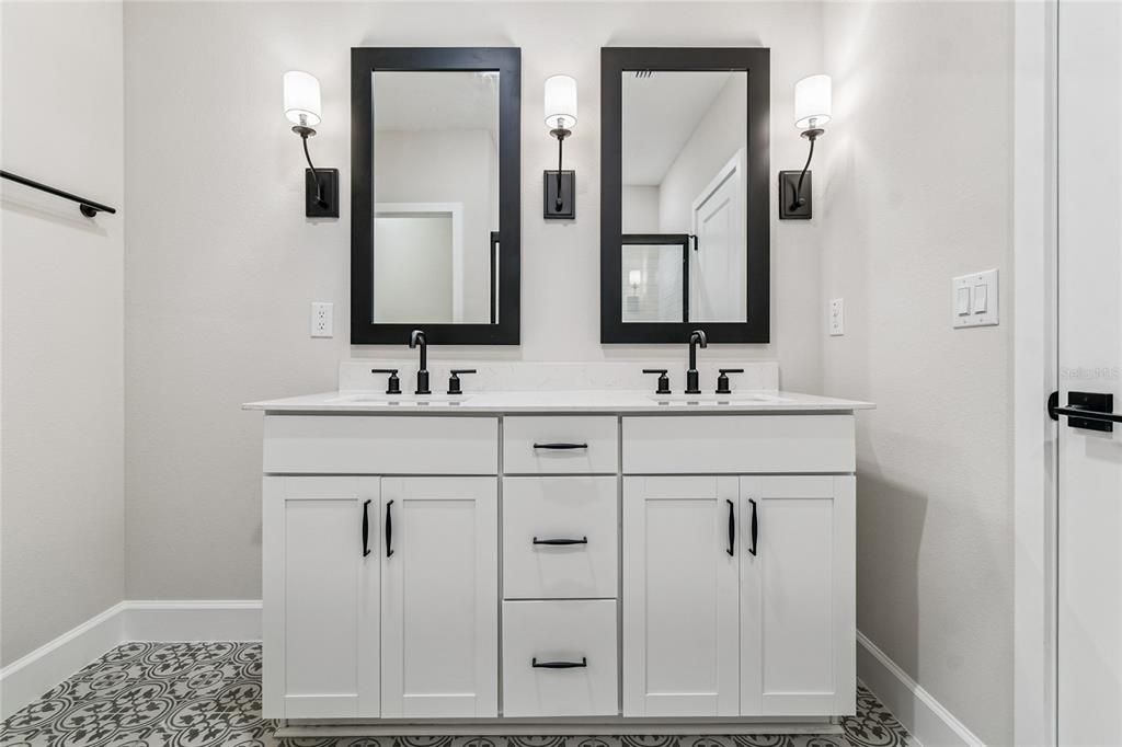 На продажу: $299,990 (3 спален, 2 ванн, 1684 Квадратных фут)