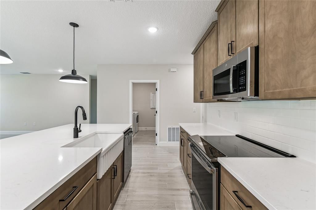 На продажу: $299,990 (3 спален, 2 ванн, 1684 Квадратных фут)