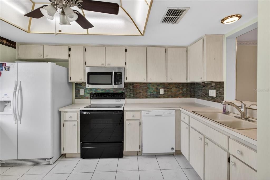 For Sale: $235,000 (2 beds, 2 baths, 1230 Square Feet)
