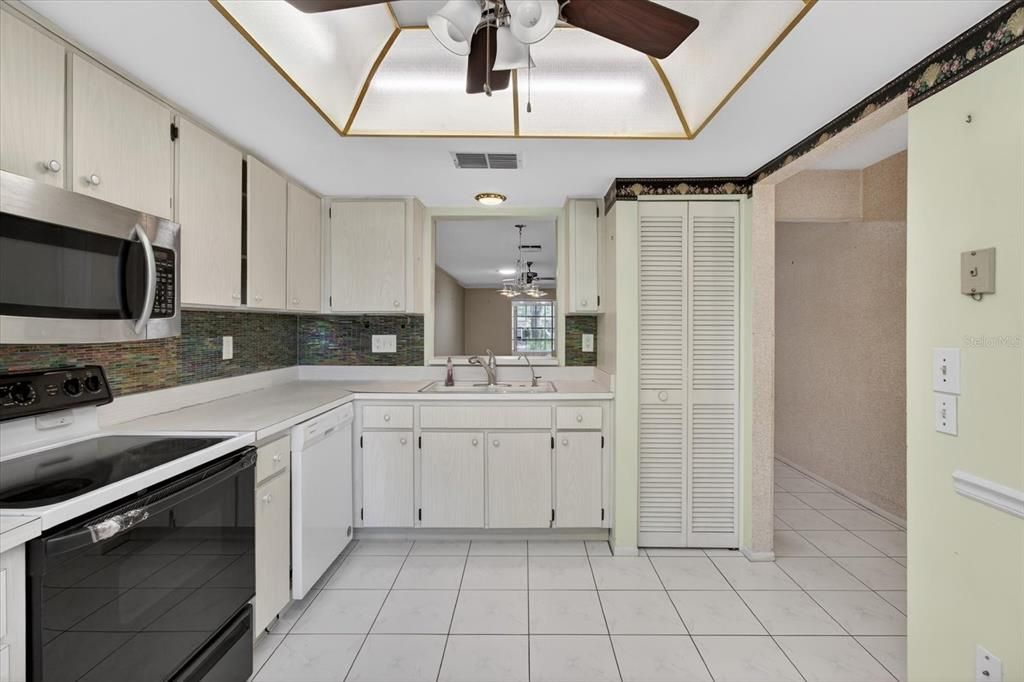 For Sale: $235,000 (2 beds, 2 baths, 1230 Square Feet)