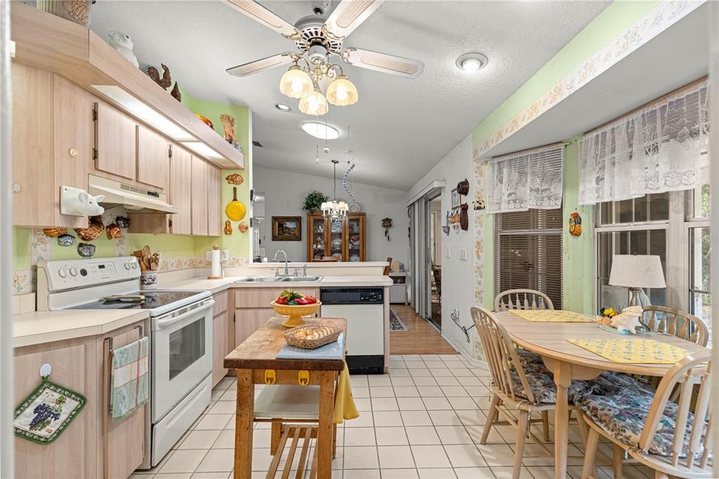 For Sale: $179,900 (2 beds, 2 baths, 1160 Square Feet)