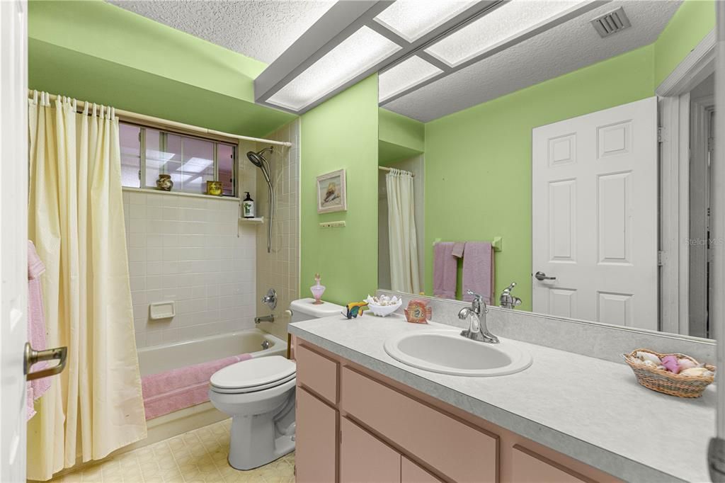 For Sale: $179,900 (2 beds, 2 baths, 1160 Square Feet)