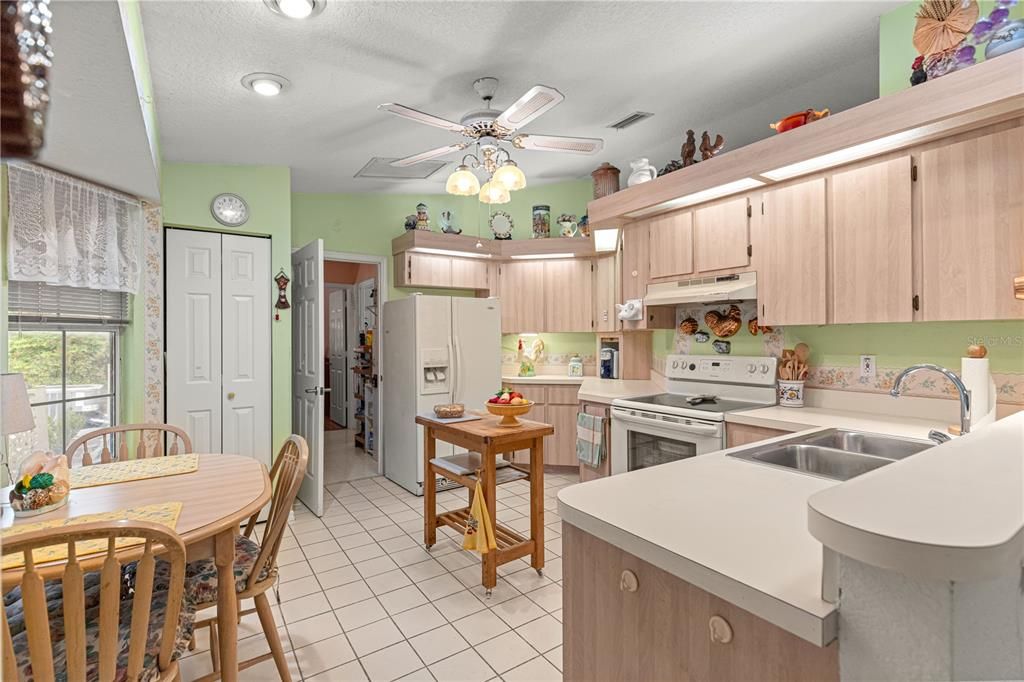 For Sale: $179,900 (2 beds, 2 baths, 1160 Square Feet)