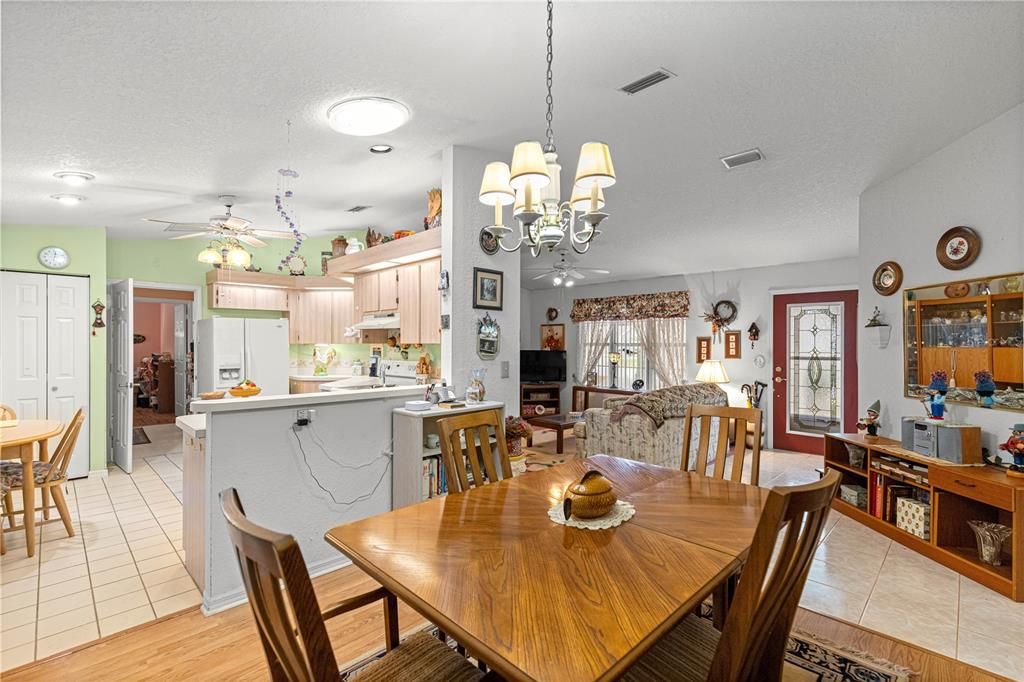 For Sale: $179,900 (2 beds, 2 baths, 1160 Square Feet)