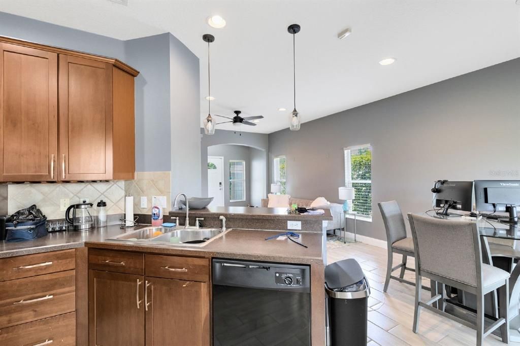 На продажу: $285,000 (3 спален, 2 ванн, 1344 Квадратных фут)