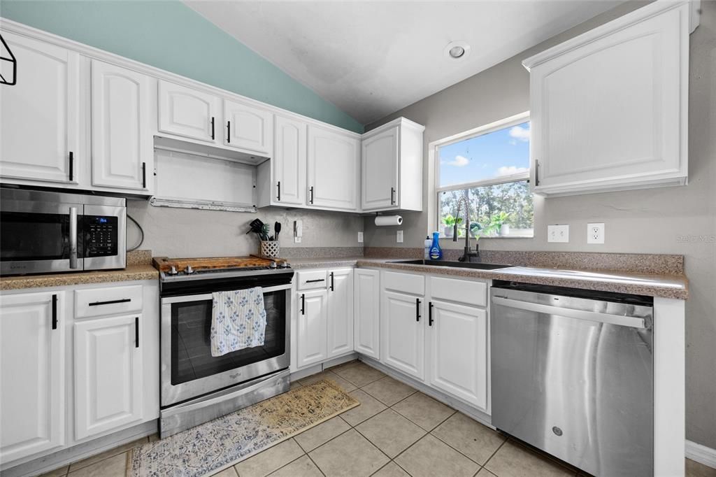 For Sale: $265,900 (3 beds, 2 baths, 1281 Square Feet)