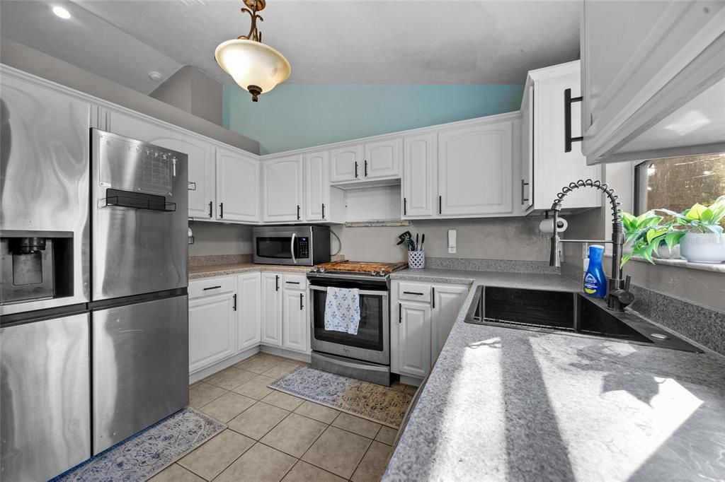 For Sale: $265,900 (3 beds, 2 baths, 1281 Square Feet)