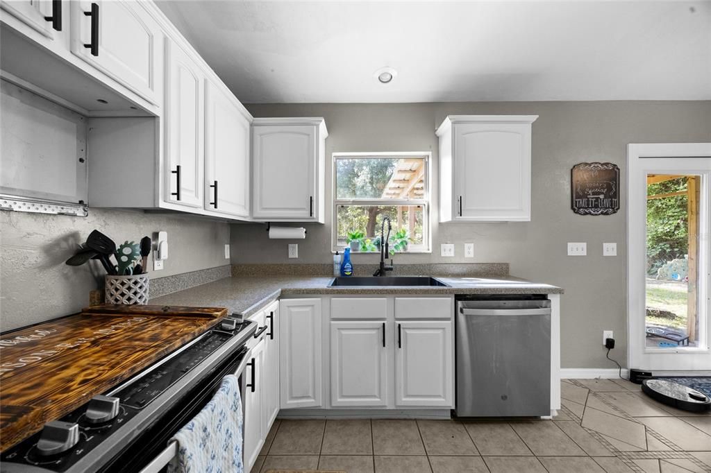 For Sale: $265,900 (3 beds, 2 baths, 1281 Square Feet)