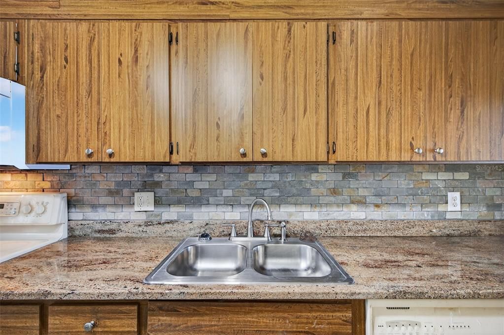 For Sale: $199,000 (2 beds, 2 baths, 1100 Square Feet)