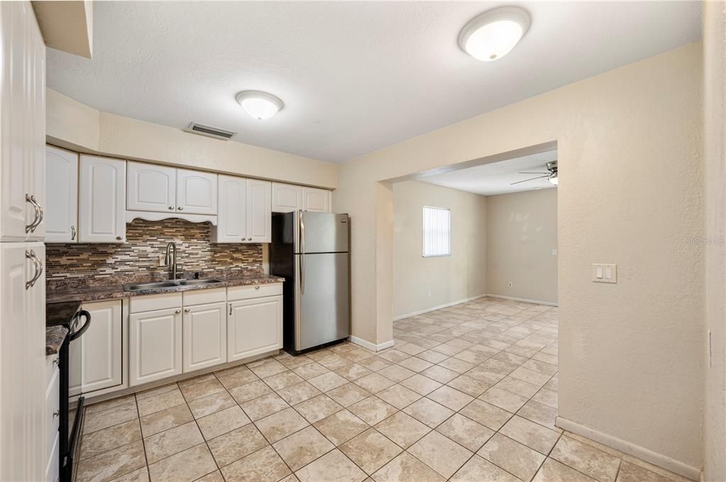 На продажу: $200,000 (3 спален, 1 ванн, 1279 Квадратных фут)