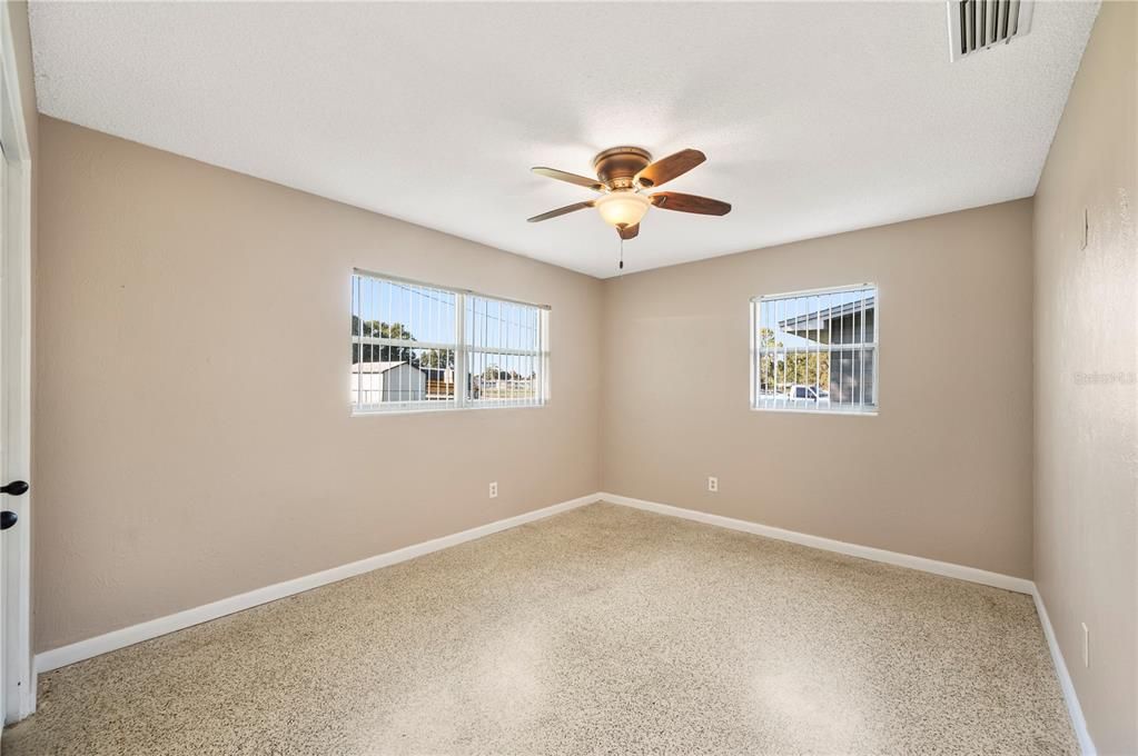 На продажу: $200,000 (3 спален, 1 ванн, 1279 Квадратных фут)