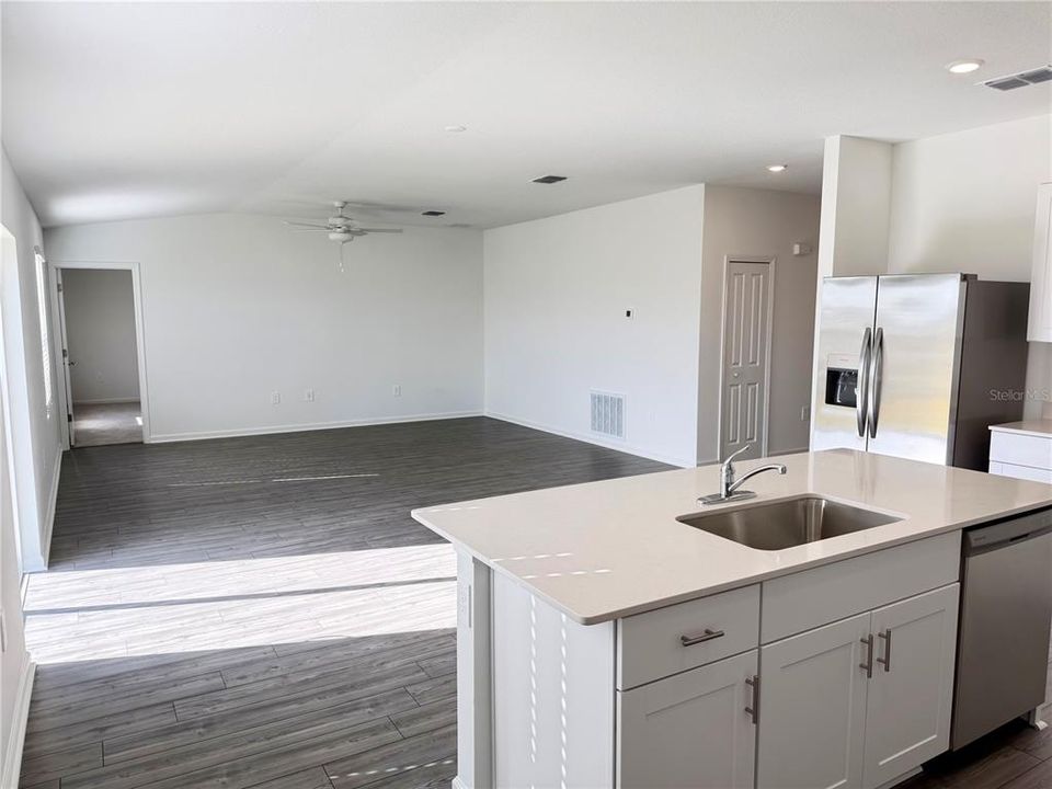 出租: $2,100 (3 贝兹, 2 浴室, 1841 平方英尺)