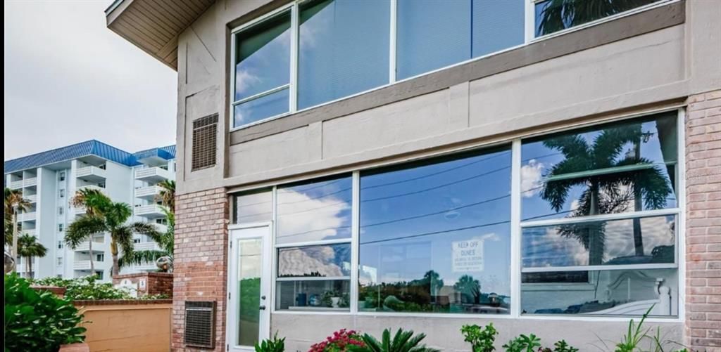 For Sale: $340,000 (2 beds, 2 baths, 1040 Square Feet)