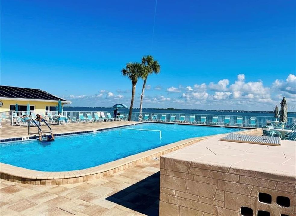 For Sale: $340,000 (2 beds, 2 baths, 1040 Square Feet)