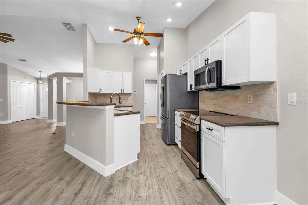 На продажу: $295,000 (3 спален, 2 ванн, 1717 Квадратных фут)