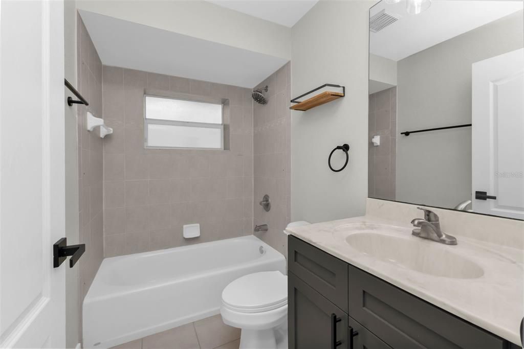 На продажу: $295,000 (3 спален, 2 ванн, 1717 Квадратных фут)