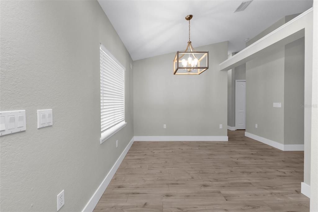 На продажу: $295,000 (3 спален, 2 ванн, 1717 Квадратных фут)