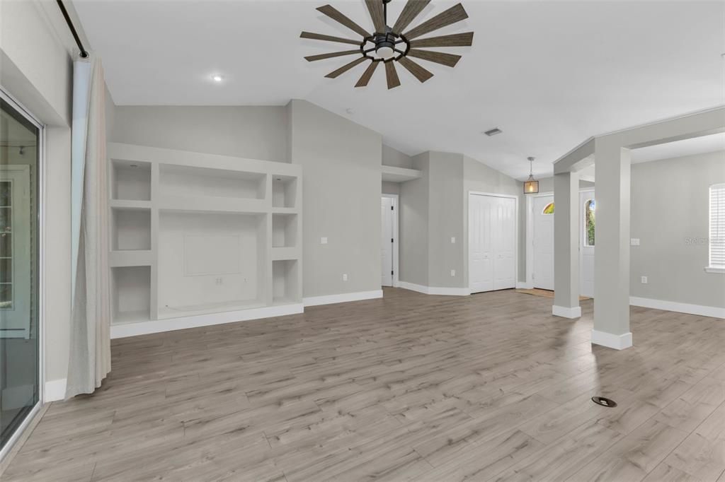 На продажу: $295,000 (3 спален, 2 ванн, 1717 Квадратных фут)