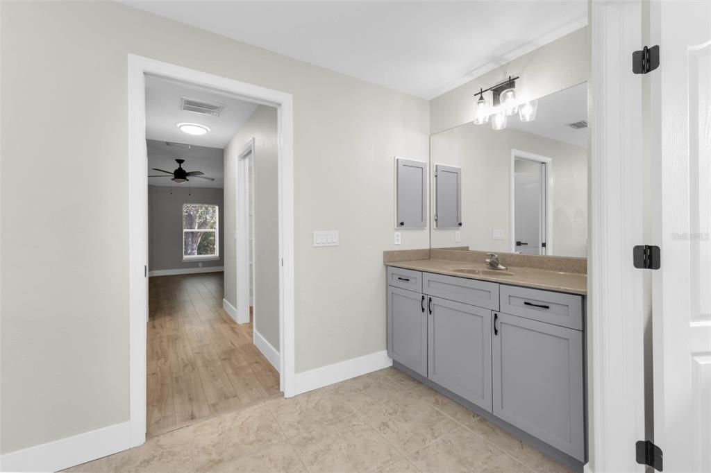 На продажу: $295,000 (3 спален, 2 ванн, 1717 Квадратных фут)