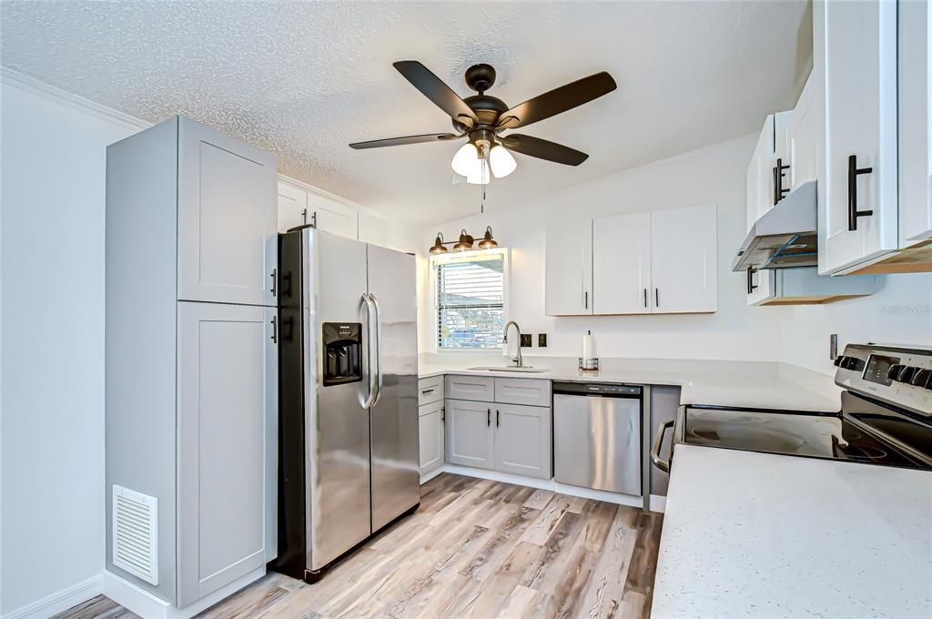 For Sale: $165,000 (2 beds, 2 baths, 1104 Square Feet)