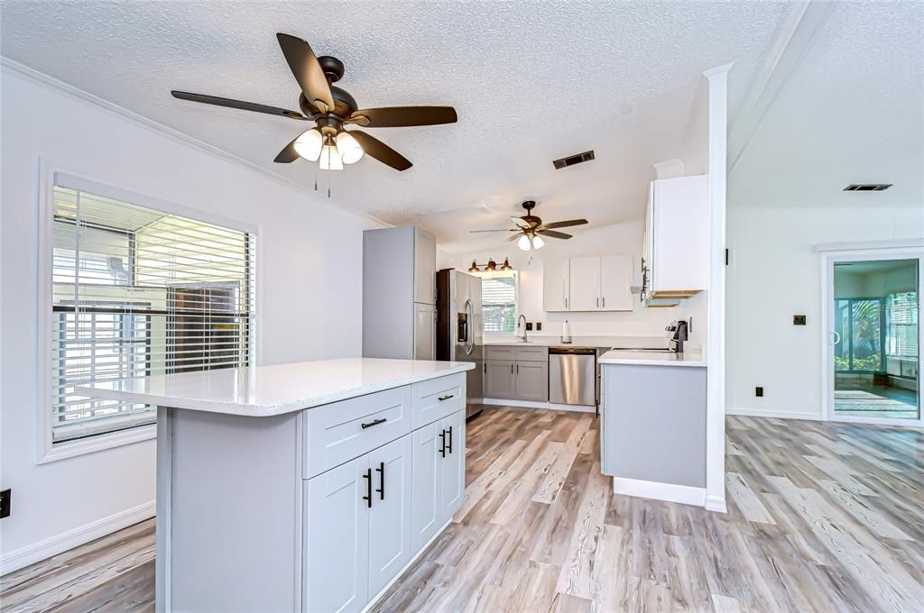 For Sale: $165,000 (2 beds, 2 baths, 1104 Square Feet)