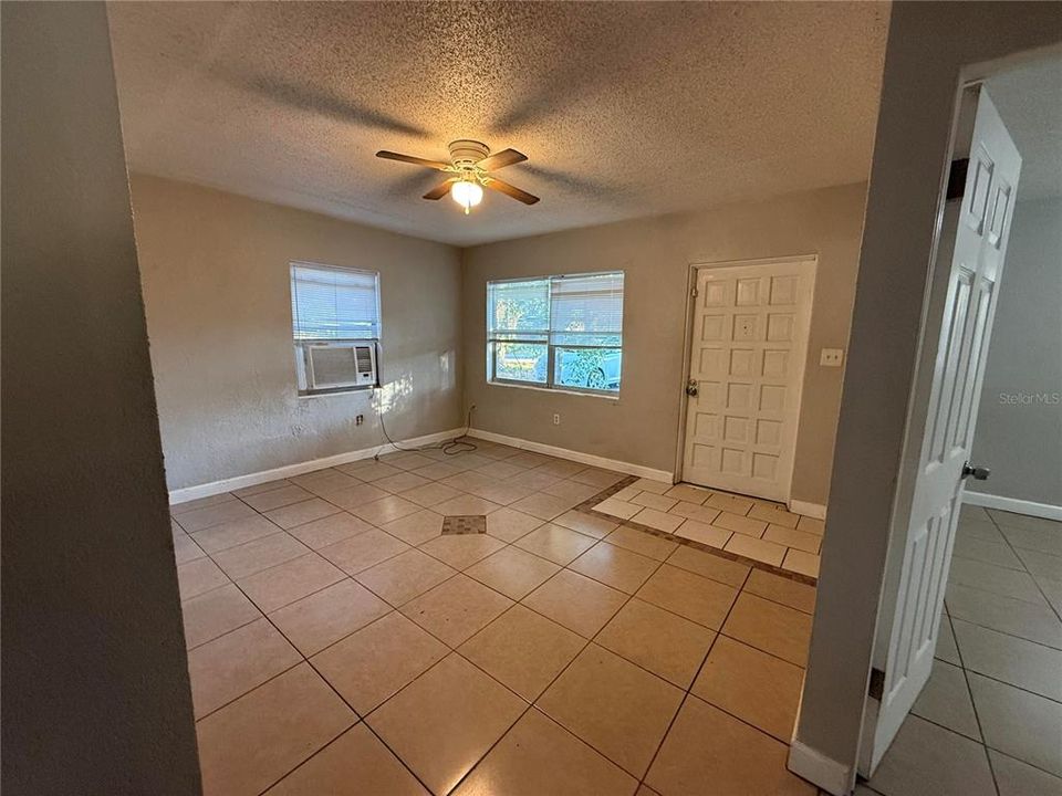 For Rent: $1,400 (2 beds, 1 baths, 756 Square Feet)