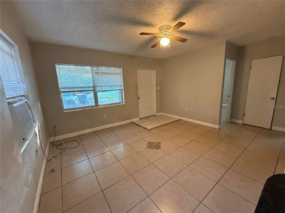 For Rent: $1,400 (2 beds, 1 baths, 756 Square Feet)