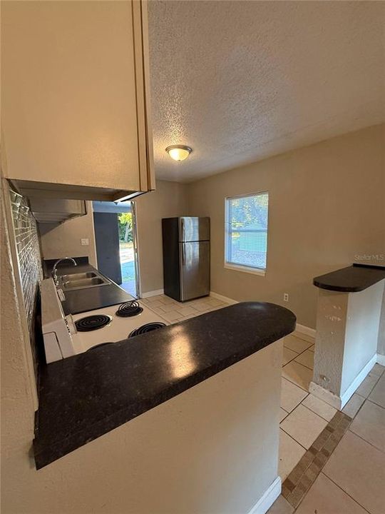 For Rent: $1,400 (2 beds, 1 baths, 756 Square Feet)
