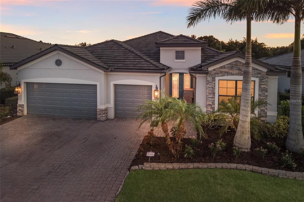 For Sale: $750,000 (3 beds, 3 baths, 2455 Square Feet)