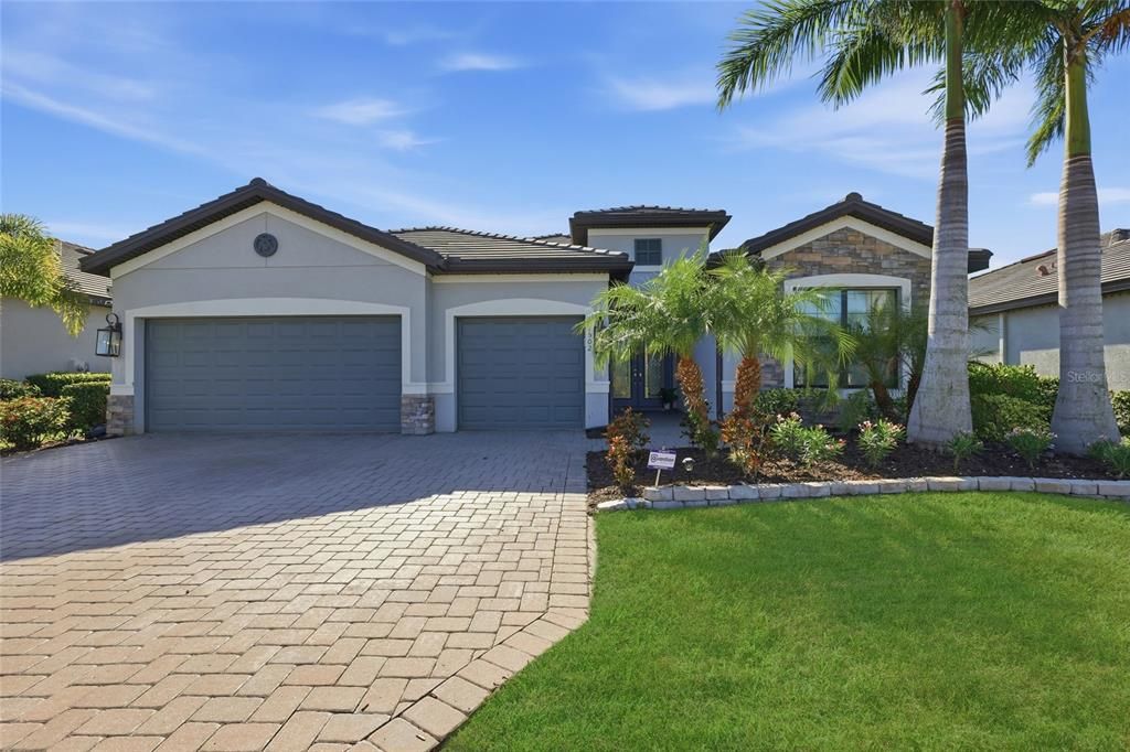 For Sale: $750,000 (3 beds, 3 baths, 2455 Square Feet)