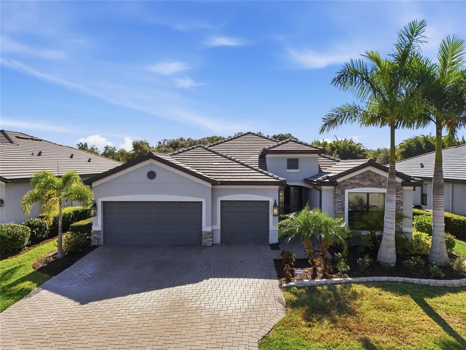 For Sale: $750,000 (3 beds, 3 baths, 2455 Square Feet)